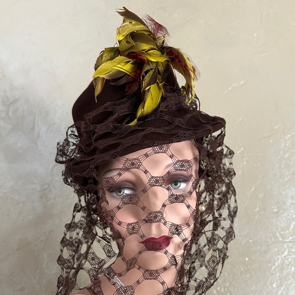 MESMERIZING 1940's BROWN FELT HAT. AMAZING FULL VEIL + YELLOW/BROWN/RED FEATHERS - Picture 1 of 14